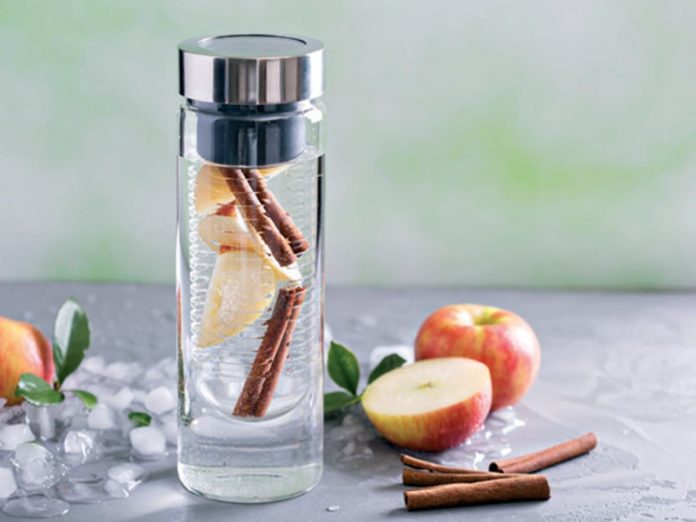 Infused water with apple and cinnamon